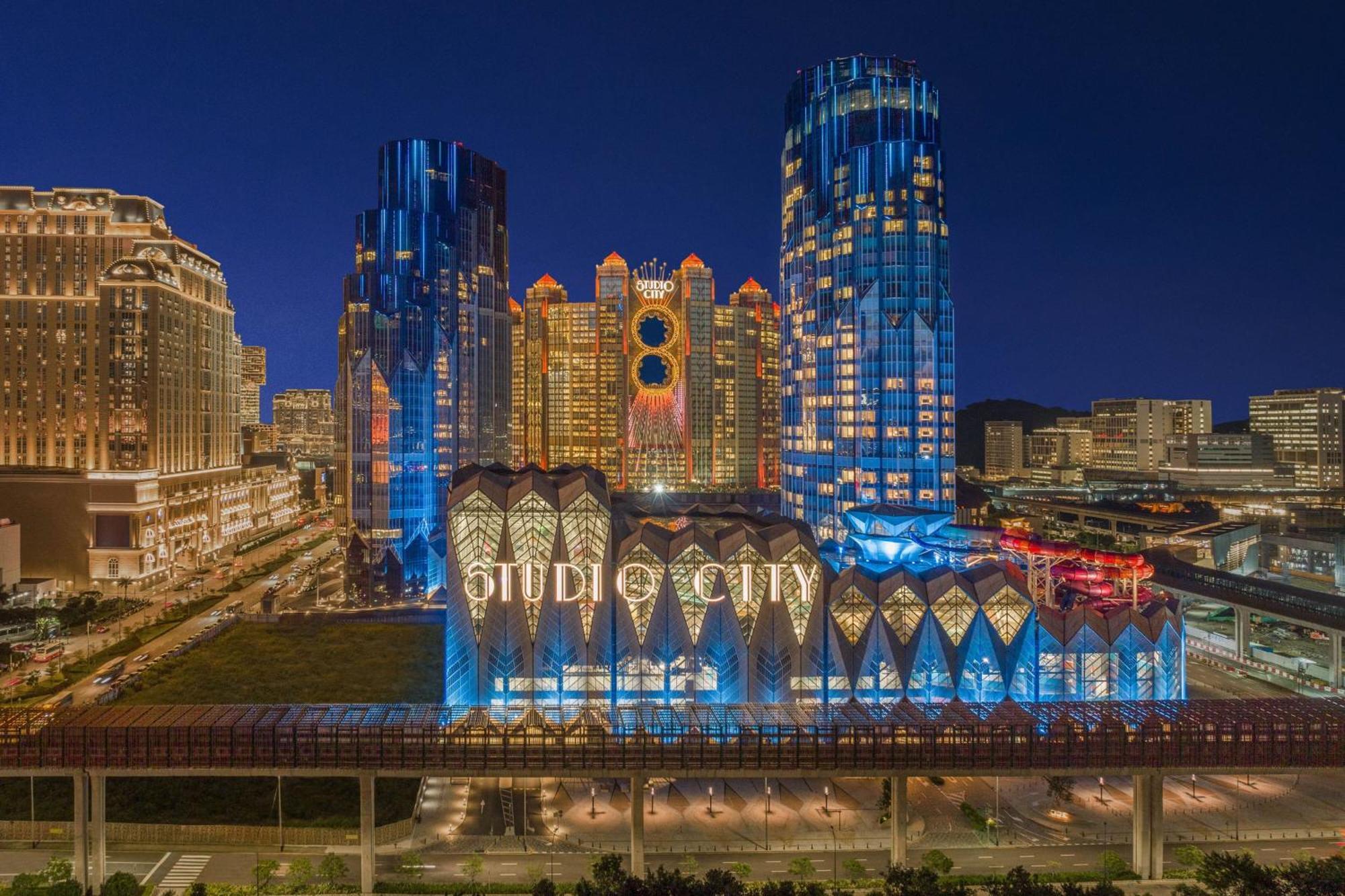 W Macau - Studio City 외부 사진 The complex at night