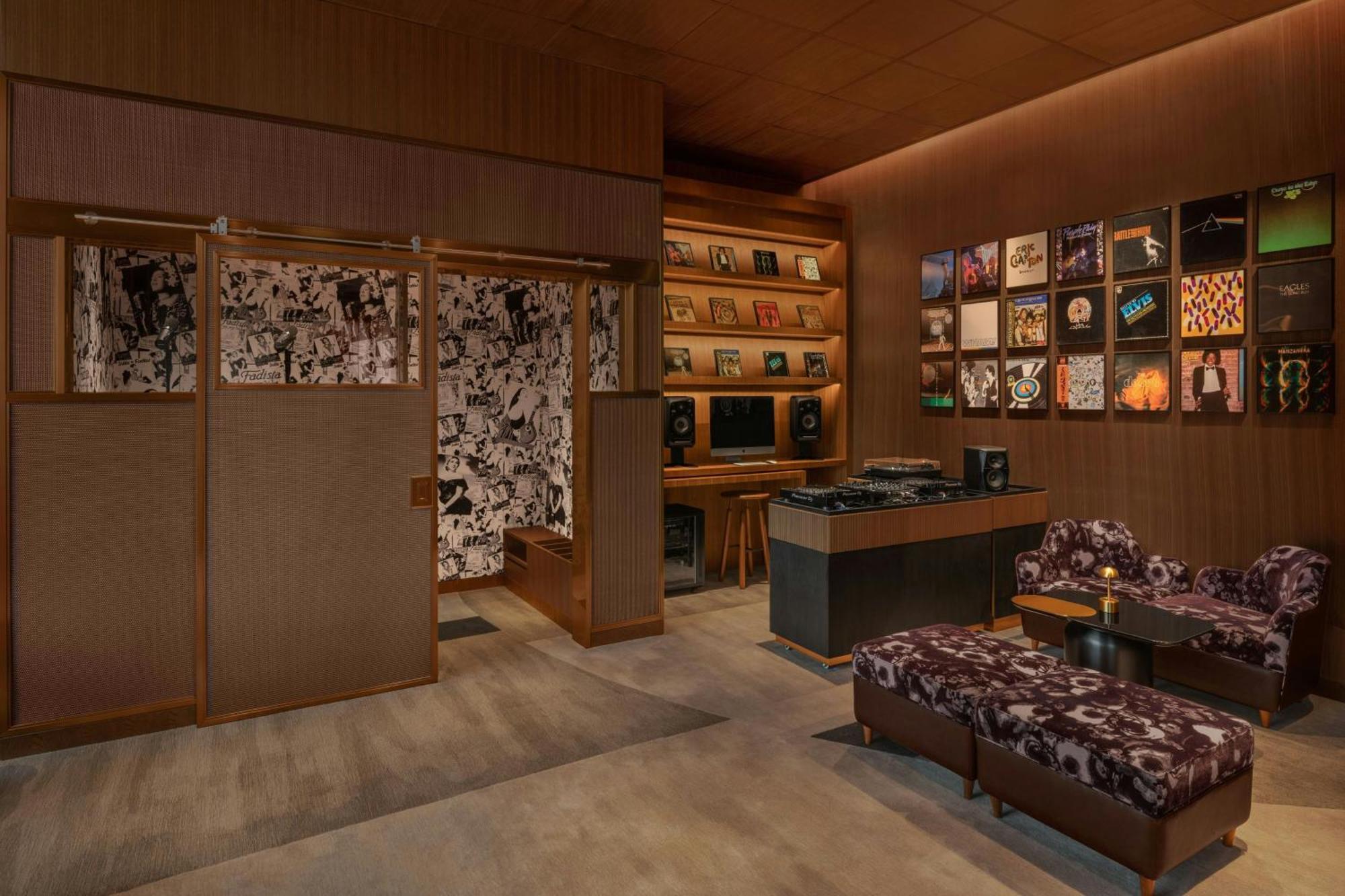 W Macau - Studio City 외부 사진 The interior of the record store