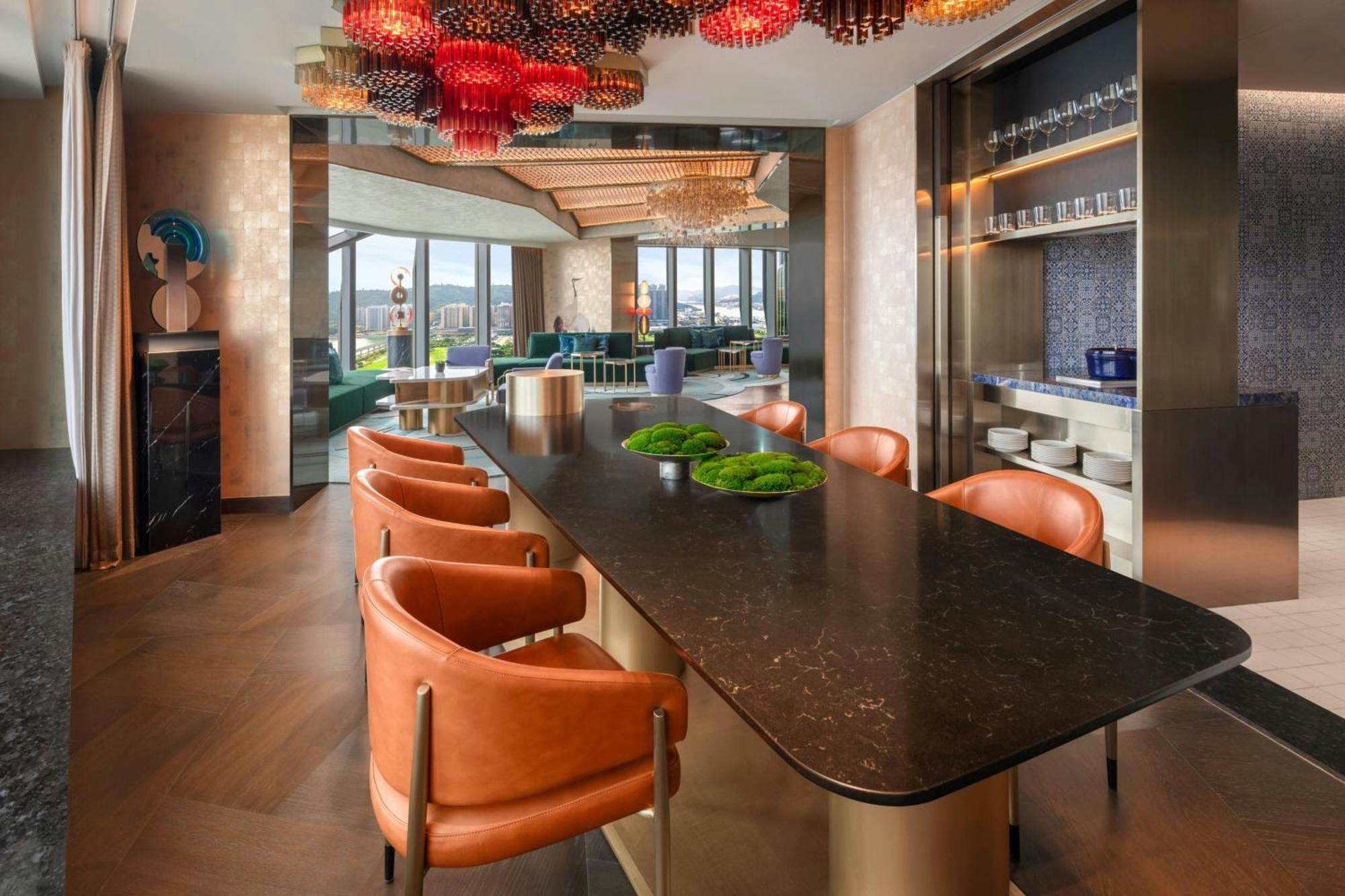W Macau - Studio City 외부 사진 The Club at London Heathrow Airport